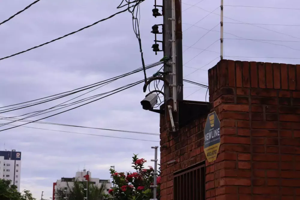 Imagens de câmeras mostram Bernal chegando ao local do crime já preparado para efetuar disparos.