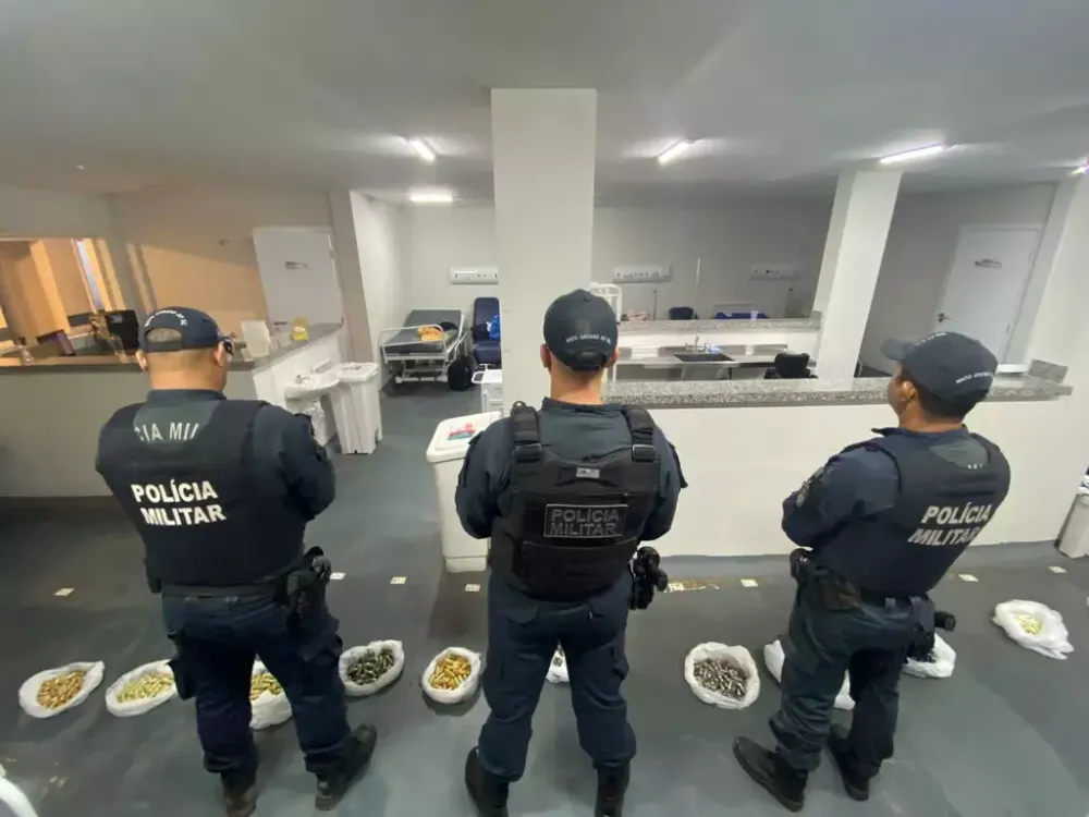 Bolivianos são presos após ingerirem mais de mil cápsulas de cocaína