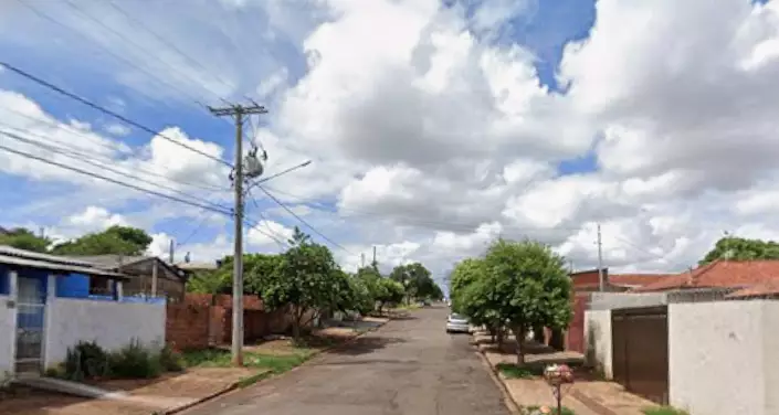 Homem invade residência, atira contra jovem e o persegue durante fuga