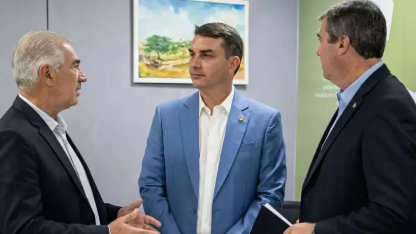 Flávio Bolsonaro cumpre agenda em Campo Grande com participação na Expogrande e show sertanejo