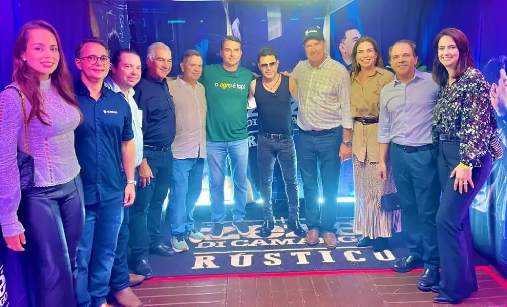 Na Expogrande, Flávio visita camarim de Zezé Di Camargo e grava vídeo para Jair Bolsonaro