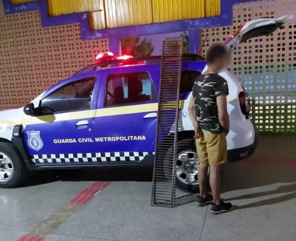 Homem é flagrado dentro de escola ao tentar furtar grades de ferro