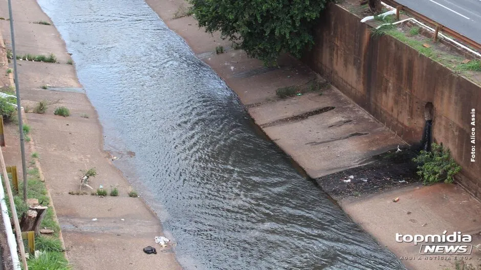 Homem furta carro e é encontrado escondido em galeria pluvial na Ernesto Geisel