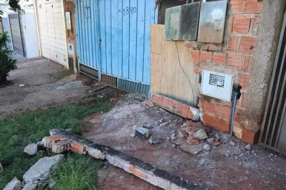 Motorista perde controle, colide com residência e destrói parte de muro