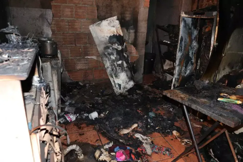 Pintor é suspeito de incendiar casa da ex após briga e exibir chamas em videochamada