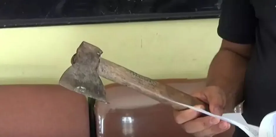 Jovem ataca o pai com machadinha no Lageado e alega ter seguido “ordens de vozes”