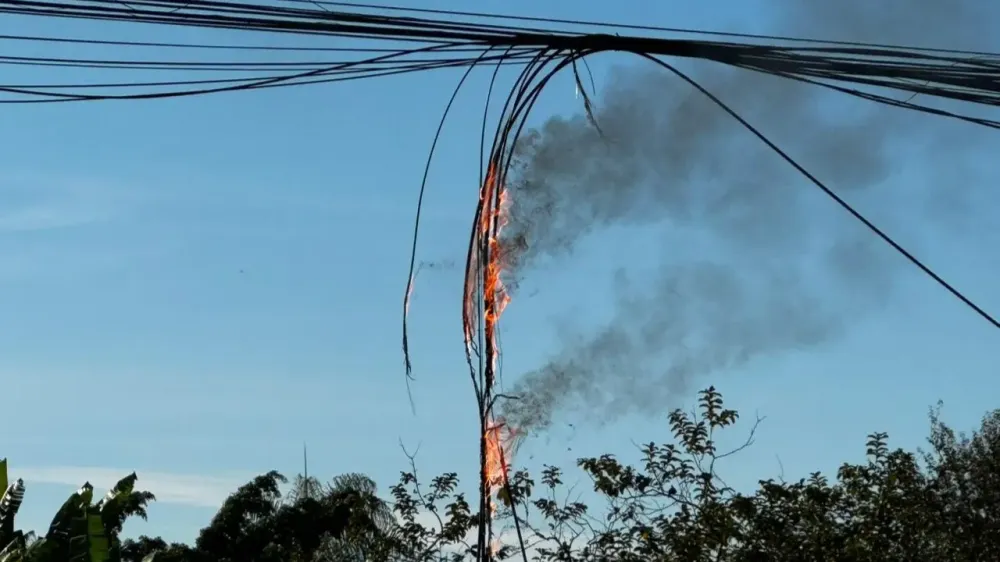 Acidente na Tamandaré provoca incêndio em poste e deixa imóveis sem energia em Campo Grande