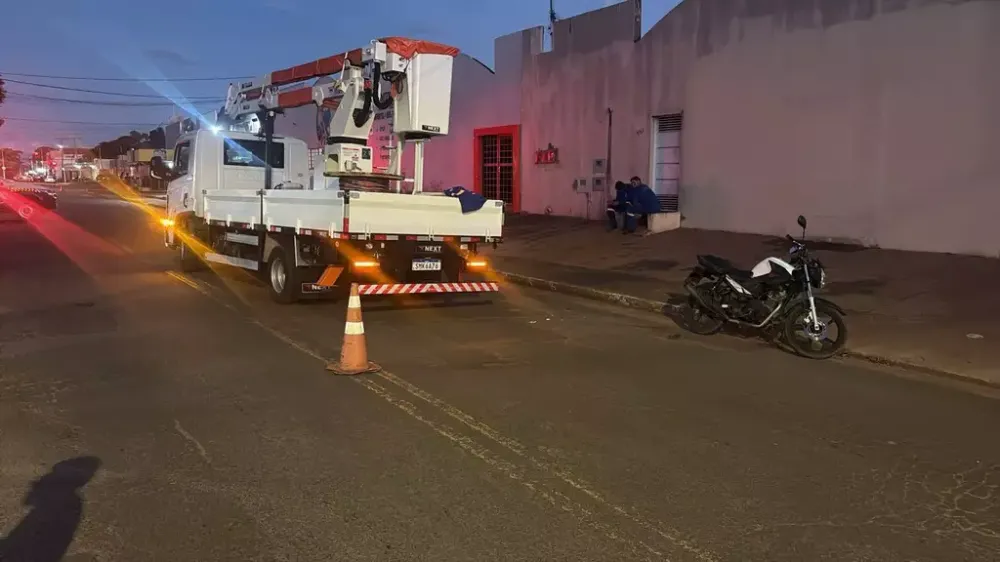 Secretária do PT fica em estado gravíssimo após colisão entre moto e caminhão.