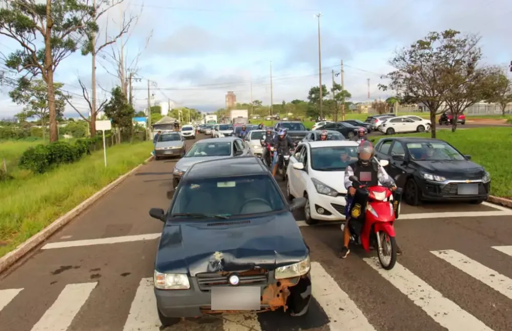 Colisão entre três veículos causa congestionamento na saída para Três Lagoas