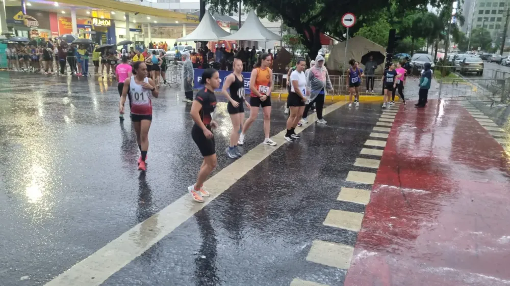 Chuva provoca cancelamento do desfile de comemoração dos 127 anos de Campo Grande