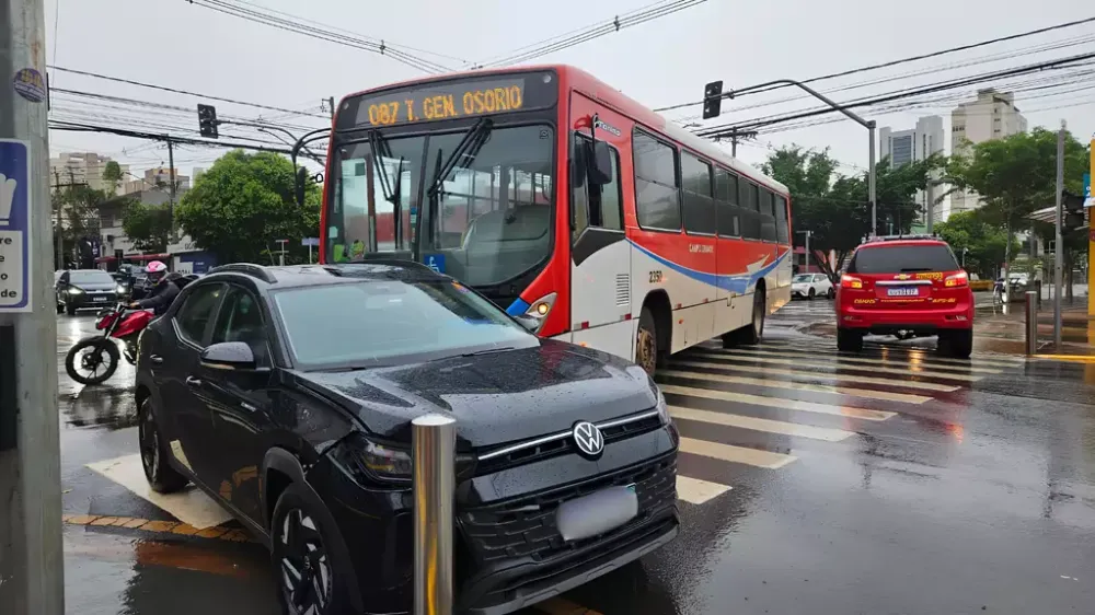 Turistas sul-africanos confundem sinalização e têm carro atingido por ônibus em Campo Grande