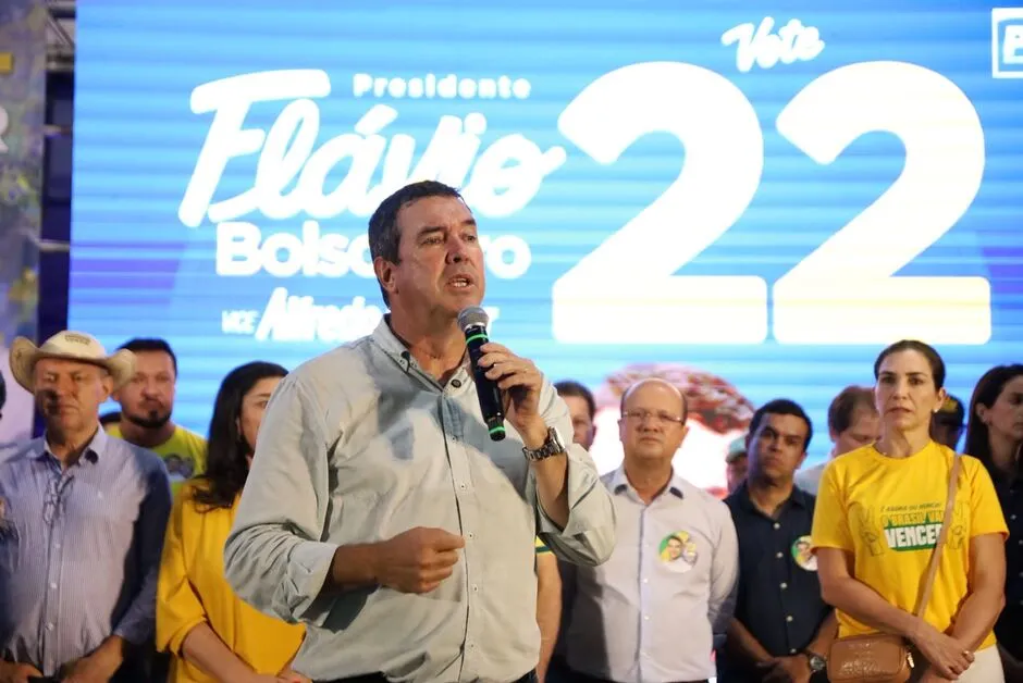 Riedel e Azambuja articulam apoio a Flávio Bolsonaro em reunião com prefeitos de MS