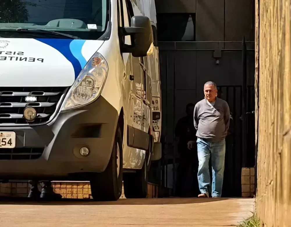 Médico réu por feminicídio pede prisão domiciliar após cateterismo